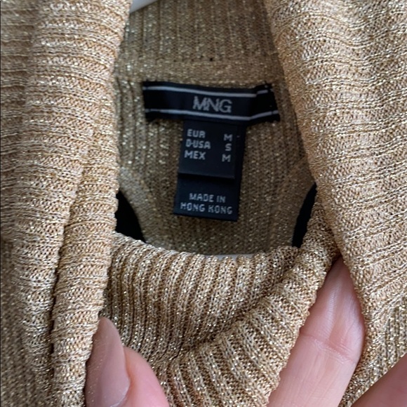 *SOLD* MANGO Sleeveless gold turtleneck - Picture 4 of 7